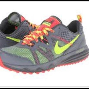 Women’s Nike dual fusion sneakers